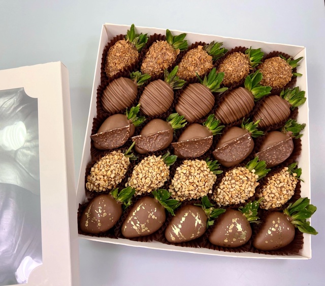 Клубничный бокс с арахисом, карамельной вафлей и шоколадными чипсами «Шоколадный восторг»