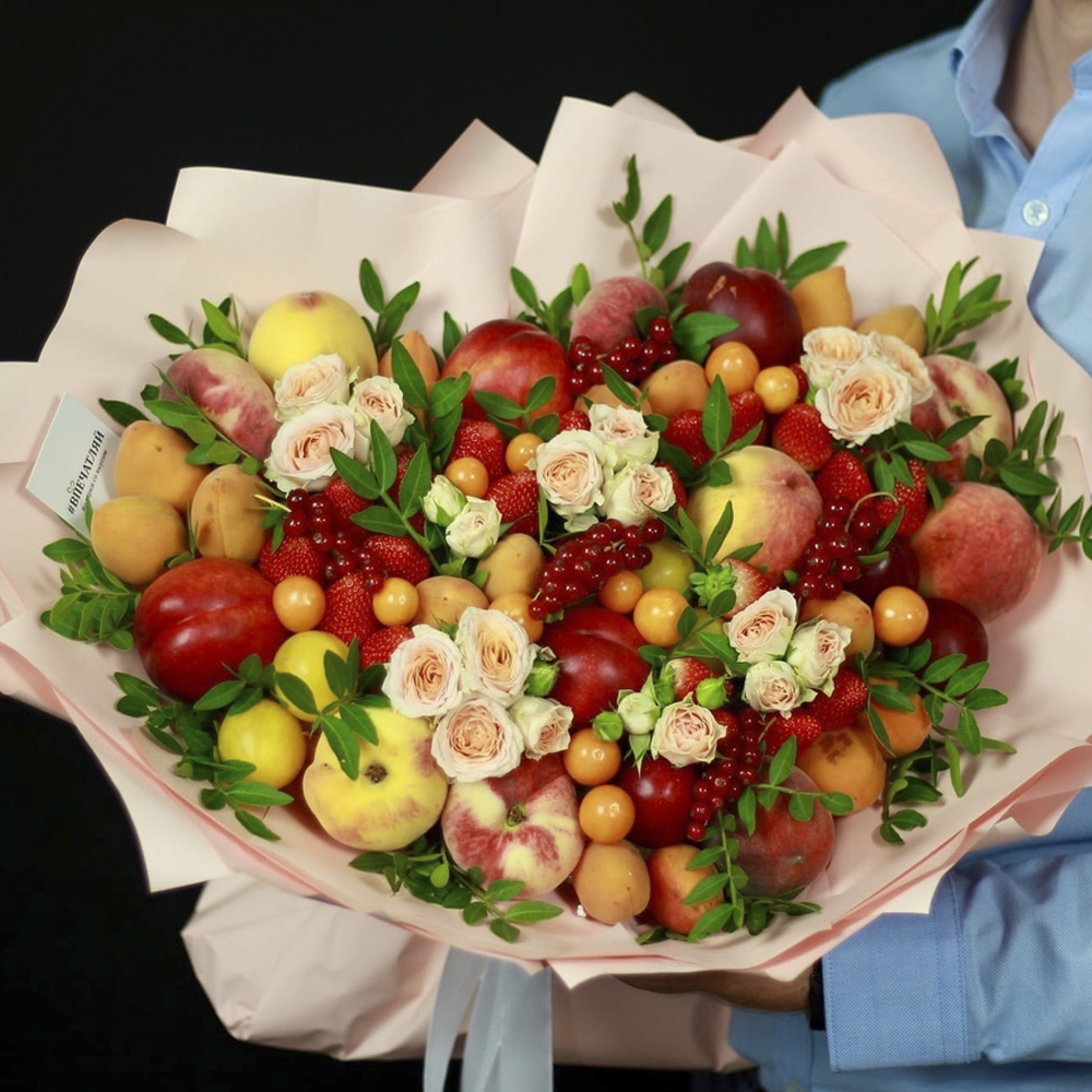 Букет из фруктов и ягод с цветами в форме сердца "Love"